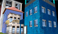 blaues Haus mit versetzten Fenstern